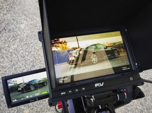 Nissan GTR přes hledáček kamery